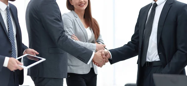 Finansiella Manager och handslag av affärspartners — Stockfoto