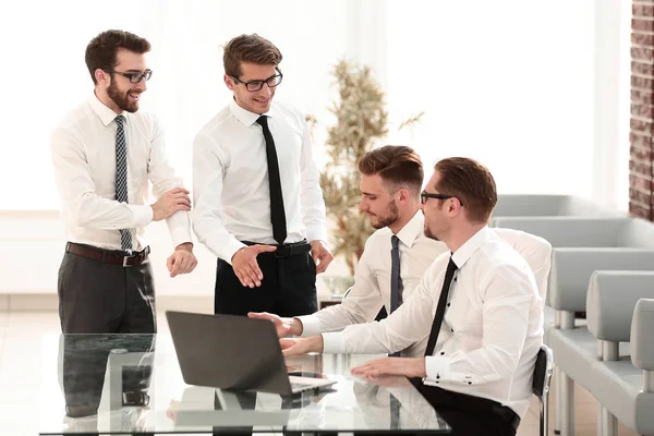 Professionele team op de werkplek op kantoor — Stockfoto