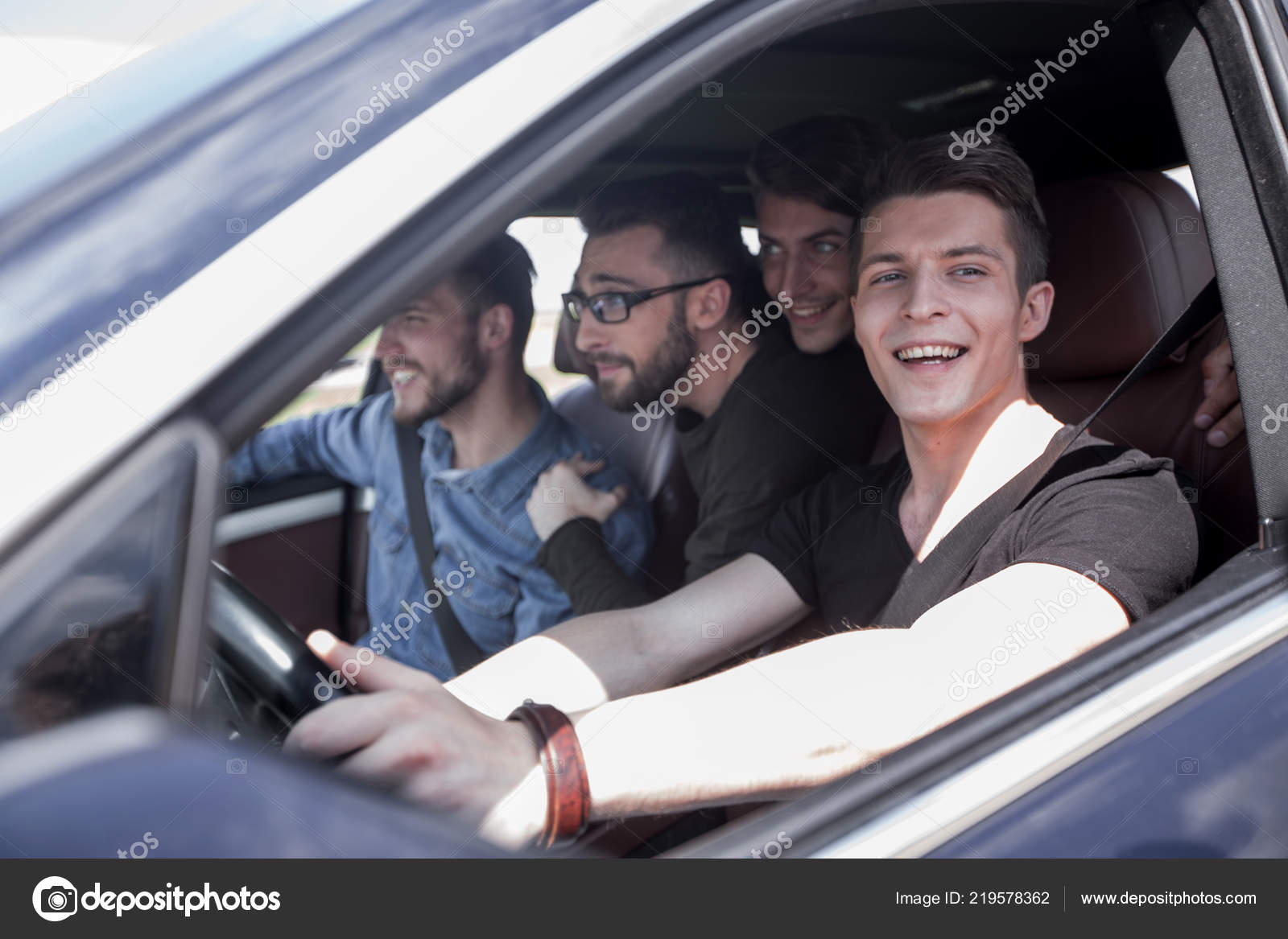 Sett fra siden. venner på biltur . – stockfoto © depositedhar #219578362, image size:1600x1167