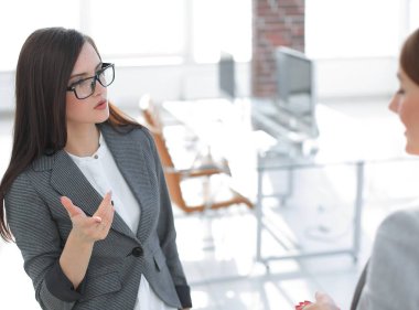 modern bir ofis arka plan üzerinde iki çalışanı