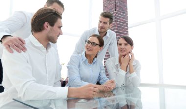 Konferans odasında bir masada oturan iş takım