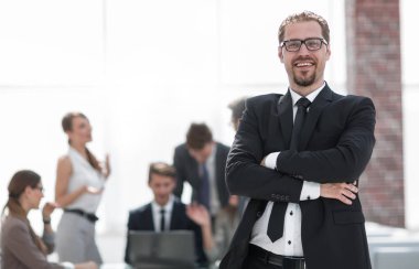 Ofisin arka planında başarılı bir iş adamı.