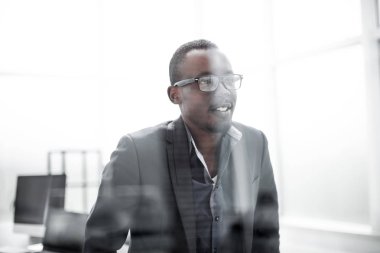 Başarılı iş adamı ofis penceresinden bakar.