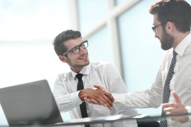 karşılıklı iş arkadaşları onların masada oturan