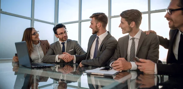 Trabajo en equipo sobre el problema informático — Foto de Stock