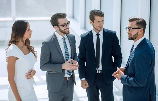 Gruppo Uomini Affari Che Parlano Piedi Ufficio Giorni Feriali Ufficio — Foto Stock