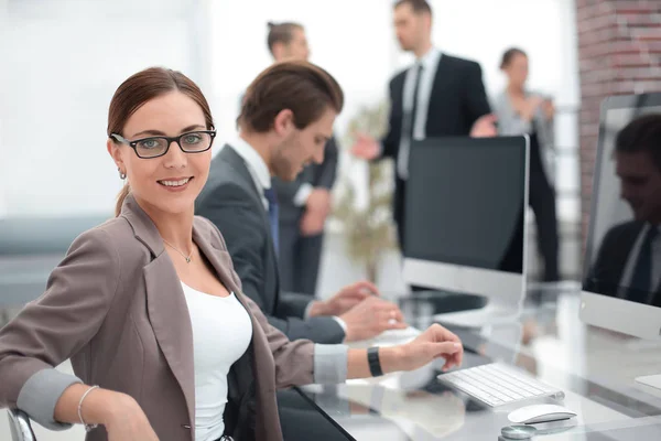 Porträt einer erfolgreichen Geschäftsfrau am Arbeitsplatz — Stockfoto