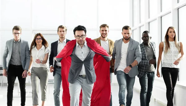 Hombre de negocios con una capa roja encabeza el equipo de negocios — Foto de Stock