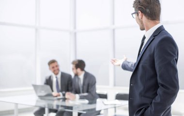 Başarılı avukat ofisine davet ediyor.