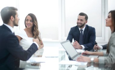 profesyonel iş takım yeni ticari proje tartışıyor