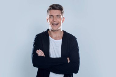 Akıllı bir genç adam silah gr üzerinde çarpı işareti ile ayakta portresi