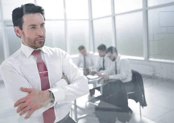 Nachdenklicher Geschäftsmann steht im Büro — Stockfoto