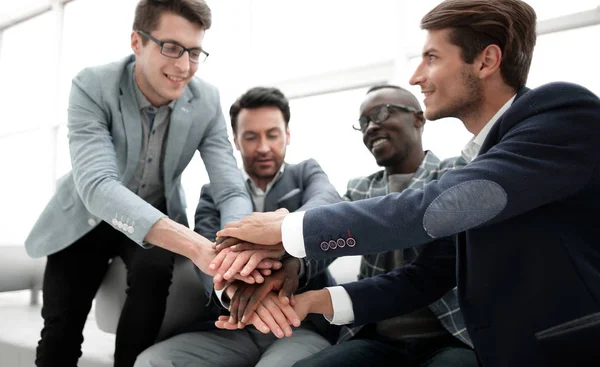 Grupo de jóvenes empresarios muestra su unidad — Foto de Stock