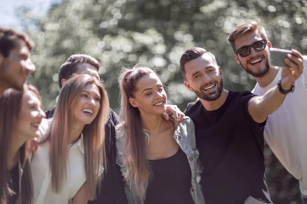 Grupo de amigos tomando selfies en el Parque — Foto de Stock