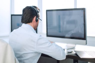 modern bir bilgisayar monitörü seyir up.businessman kapatın