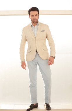 tam büyüme. kendine güvenen işadamı ofis pencere ayakta