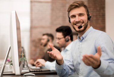 bir kulaklık işyerinde iş merkezi ile güler yüzlü personel