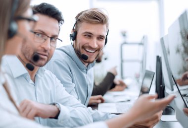 çağrı merkezi personeli alınan bilgi tartışıyorlar