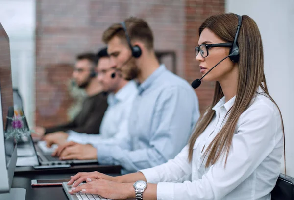 Callcenter für junge Mitarbeiter im Gespräch mit dem Kunden — Stockfoto