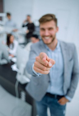 ofiste ayakta ve sana işaret eden genç işadamı