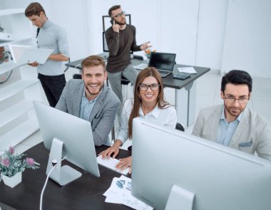 Masada oturan üst view.professional iş takım