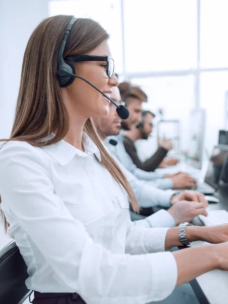 Close-up. Call center medewerker op de achtergrond van haar collega 's — Stockfoto