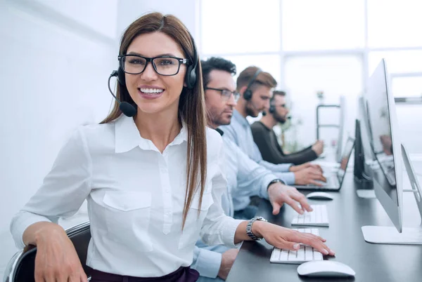 Sonriente empleado del centro de llamadas trabaja en una oficina moderna — Foto de Stock