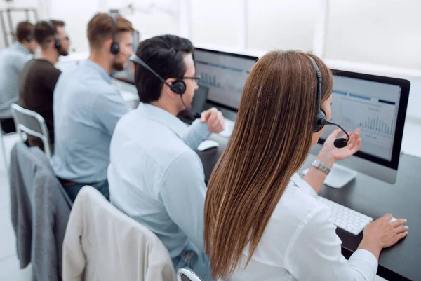 Grupo de funcionários do call center trabalham com clientes — Fotografia de Stock