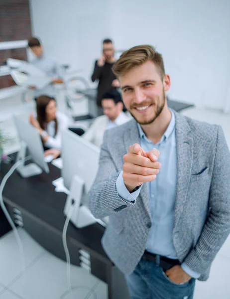 Joven hombre de negocios parado en la oficina y señalándote — Foto de Stock