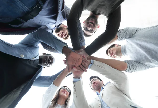 Hautnah. Die Handflächen des Business-Teams gestapelt zusammen die — Stockfoto