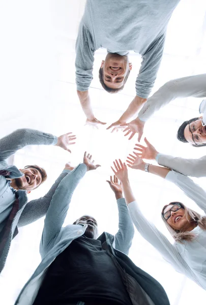 Team di lavoro sorridente in piedi in un cerchio — Foto Stock