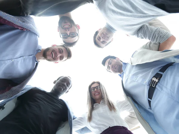 Abajo view.a grupo de jóvenes de pie juntos, formando un círculo — Foto de Stock