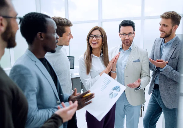 Equipo de negocios aplaudiendo durante conferencia en sala de reuniones — Foto de Stock