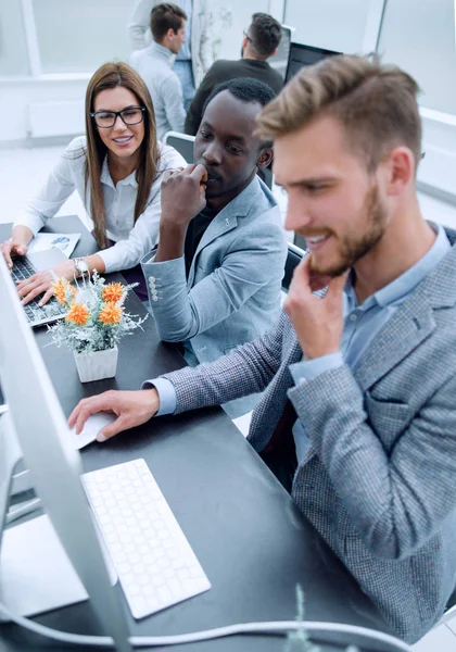 Giovane imprenditore che utilizza un computer sul posto di lavoro — Foto Stock