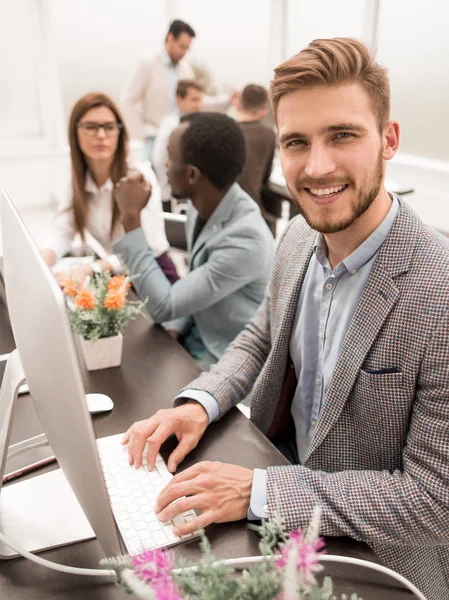 Empleados de la empresa trabajan en una oficina moderna — Foto de Stock