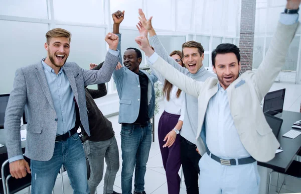 Geschäftskollegen schließen sich zusammen — Stockfoto