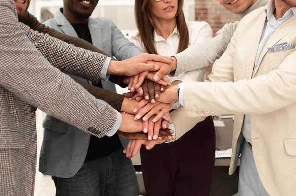 Business-team att göra en bunt med händerna stående — Stockfoto