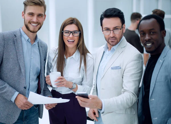 Close up.smiling employees standing in the office — Stock Photo, Image