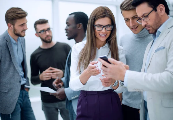 Cerrar up.group empleado leyendo SMS en el teléfono inteligente . — Foto de Stock