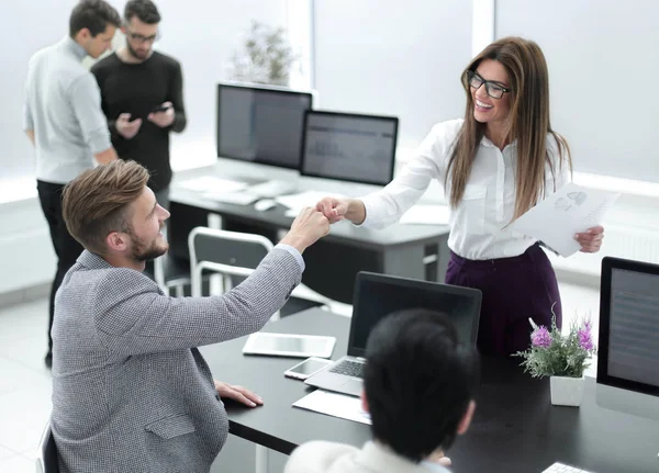 Empleados jóvenes con un gesto de mostrar su éxito — Foto de Stock