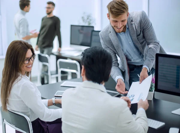 Mitarbeiter, die im Büro mit Dokumenten arbeiten — Stockfoto