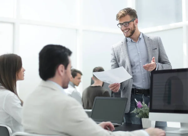 Employés sur le lieu de travail dans le bureau — Photo