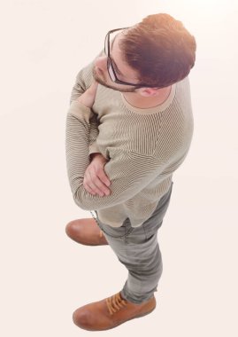 ciddi genç adam. Perspektif kavramı. Üstten Görünüm