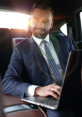 İş adamları bir dizüstü bilgisayarı kullanıyor