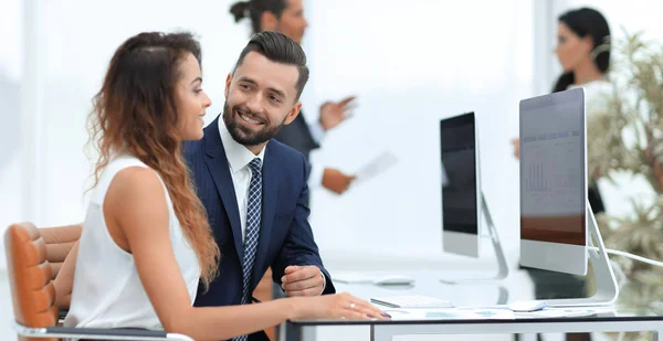 Kollegen reden, am Schreibtisch sitzen — Stockfoto