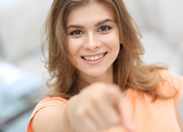 Kendinden Emin Genç Bir Kadın Ileri Gösterilen Closeup Üzerinde Arka — Stok fotoğraf