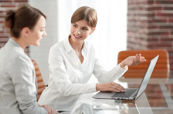 Mulher gerente mostra as informações do cliente no laptop . — Fotografia de Stock