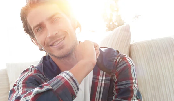 Chico feliz sentado en la alfombra en un nuevo apartamento . —  Fotos de Stock