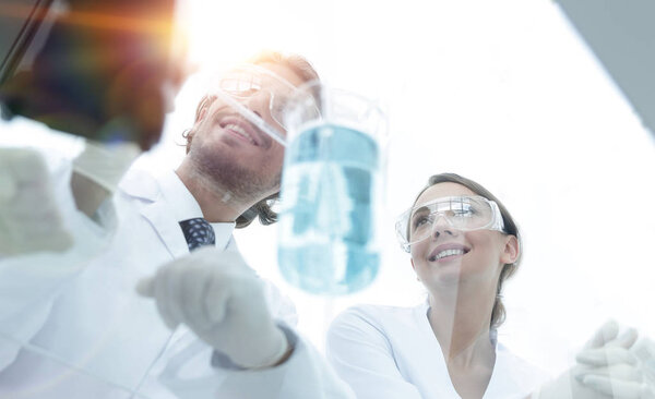 группа студентов в лаборатории