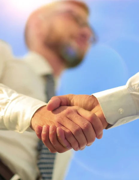 Närbild foto av handslag av två framgångsrika affärsmän — Stockfoto